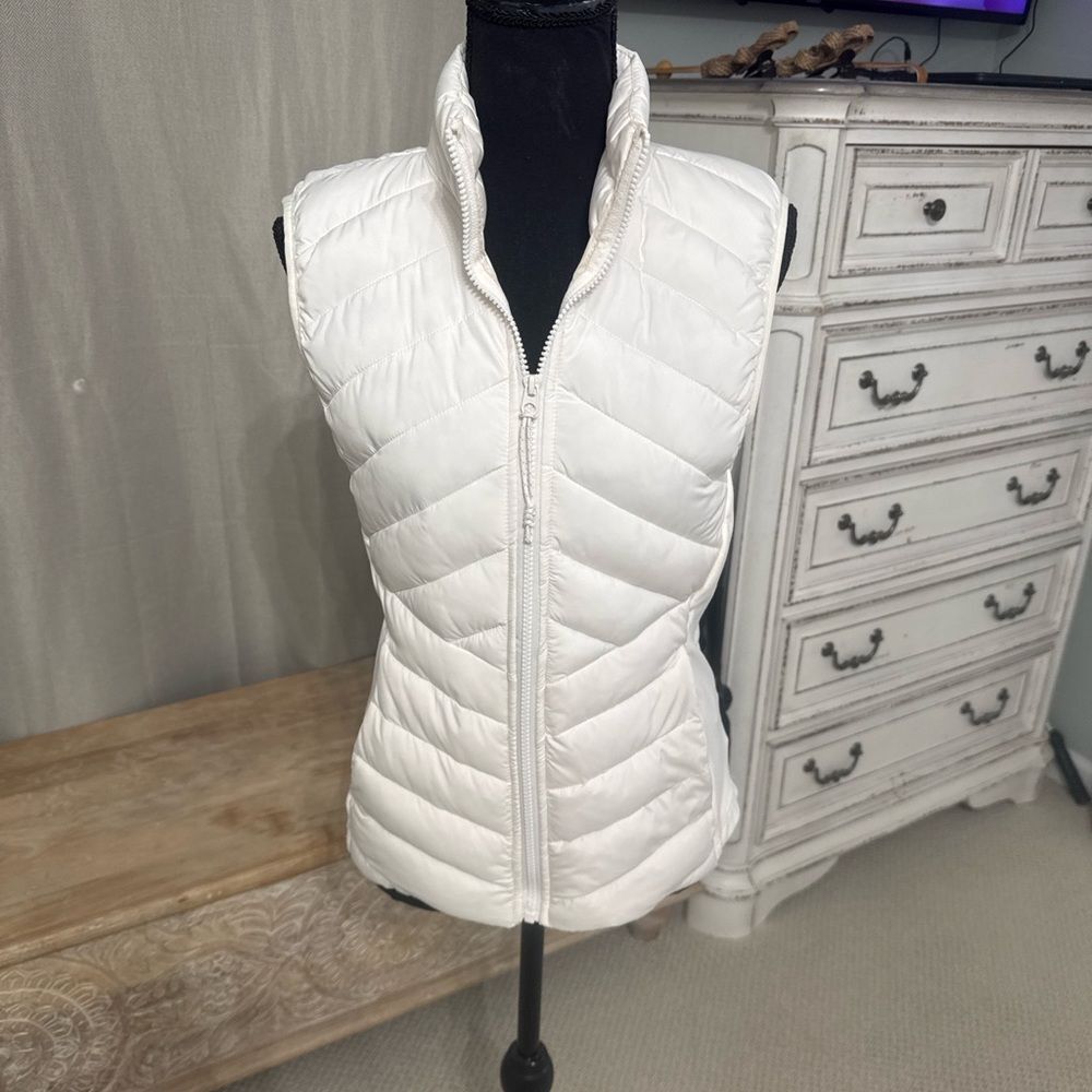 Fabletics Women’s Quilted Puffer Vest • White/Ivory • Size Small- like new!